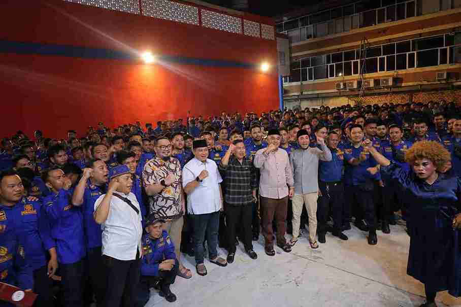 Sekda Palembang Aprizal dan para pegawai Damkar dalam momentum Hari Ulang Tahun (HUT) ke-107. Foto: Kominfo Palembang.