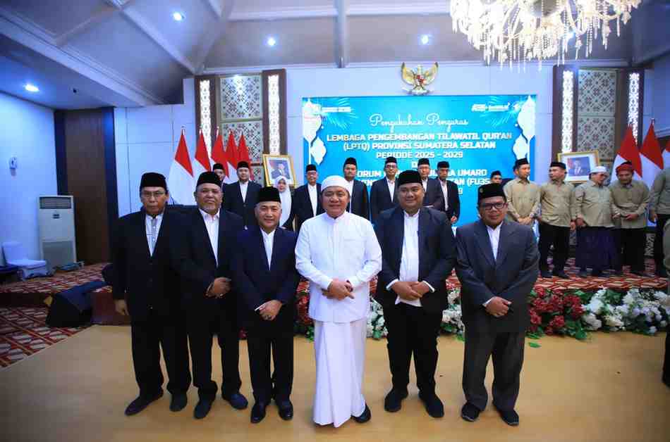 Gubernur Sumatera Selatan, Dr. H. Herman Deru secara resmi mengukuhkan pengurus LPTQ Provinsi Sumatera Selatan dan FU3SS periode 2025–2029 di Griya Agung, Palembang, Selasa (3/3/2026). Foto: Humas Pemprov Sumsel.