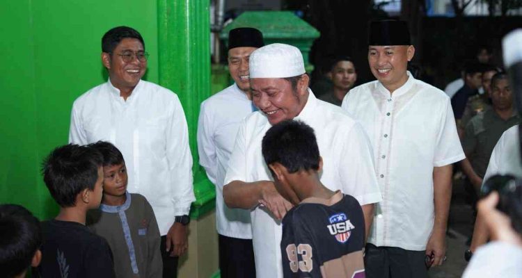 Gubernur Sumatera Selatan (Sumsel) H. Herman Deru meminta masyarakat tetap tenang dan tidak panik menyikapi situasi global, khususnya dampak konflik di kawasan Timur Tengah. Hal tersebut disampaikannya saat menghadiri kegiatan Safari Ramadan di Masjid Nurul Ikhlas, Kompleks Pelni Palembang, Selasa (3/3/2026). Foto: Humas Pemprov Sumsel.