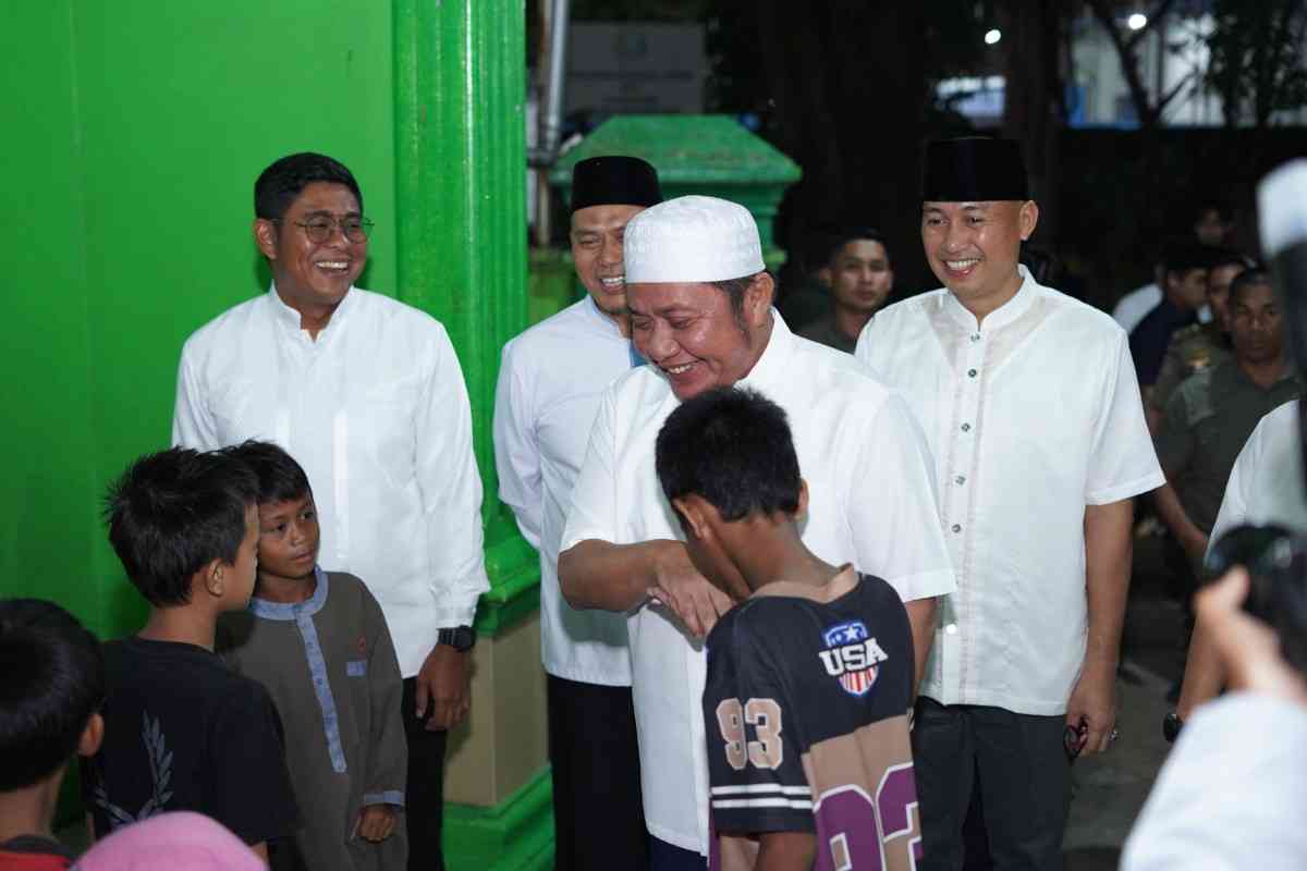 Gubernur Sumatera Selatan (Sumsel) H. Herman Deru meminta masyarakat tetap tenang dan tidak panik menyikapi situasi global, khususnya dampak konflik di kawasan Timur Tengah. Hal tersebut disampaikannya saat menghadiri kegiatan Safari Ramadan di Masjid Nurul Ikhlas, Kompleks Pelni Palembang, Selasa (3/3/2026). Foto: Humas Pemprov Sumsel.