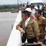 Gubernur Sumsel, Herman Deru saat berada di atas Jembatan Musi V, jembatan tol Kapalbetung yang melintasi Sungai Musi, Gandus Palembang, Selasa (10/3/2026). Foto: Humas Pemprov Sumsel.