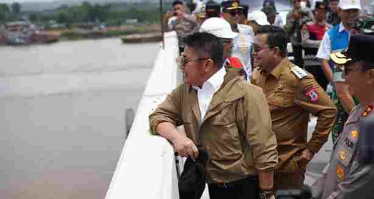 Gubernur Sumsel, Herman Deru saat berada di atas Jembatan Musi V, jembatan tol Kapalbetung yang melintasi Sungai Musi, Gandus Palembang, Selasa (10/3/2026). Foto: Humas Pemprov Sumsel.