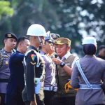 Gubernur Sumsel, Herman Deru memasang janur tanda peresmian kegiatan Operasi Ketupat mudik Lebaran Idul Fitri 1447 H, Kamis (12/3/2026). Foto: Humas Pemprov Sumsel.