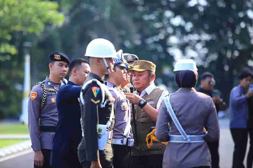 Gubernur Sumsel, Herman Deru memasang janur tanda peresmian kegiatan Operasi Ketupat mudik Lebaran Idul Fitri 1447 H, Kamis (12/3/2026). Foto: Humas Pemprov Sumsel.