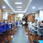 Gubernur Sumatera Selatan (Sumsel) Dr. H. Herman Deru resmi menerima Sertifikat Hak Pengelolaan (HPL) Mozaik 5 dan Mozaik 6 atas nama Pemerintah Provinsi Sumsel. Penyerahan dilakukan di Kantor Gubernur Sumsel, Selasa (17/03/2026). Sertifikat tersebut diserahkan oleh Kantor Wilayah Badan Pertanahan Nasional (ATR/BPN) Sumsel. Foto: Humas Pemprov Sumsel.