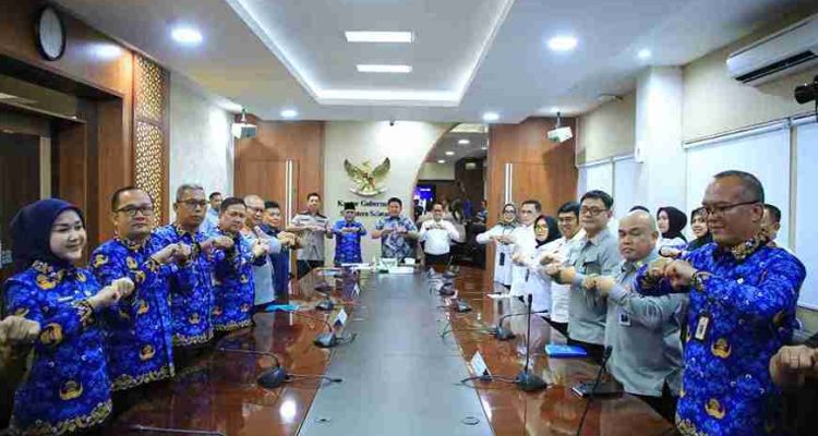 Gubernur Sumatera Selatan (Sumsel) Dr. H. Herman Deru resmi menerima Sertifikat Hak Pengelolaan (HPL) Mozaik 5 dan Mozaik 6 atas nama Pemerintah Provinsi Sumsel. Penyerahan dilakukan di Kantor Gubernur Sumsel, Selasa (17/03/2026). Sertifikat tersebut diserahkan oleh Kantor Wilayah Badan Pertanahan Nasional (ATR/BPN) Sumsel. Foto: Humas Pemprov Sumsel.