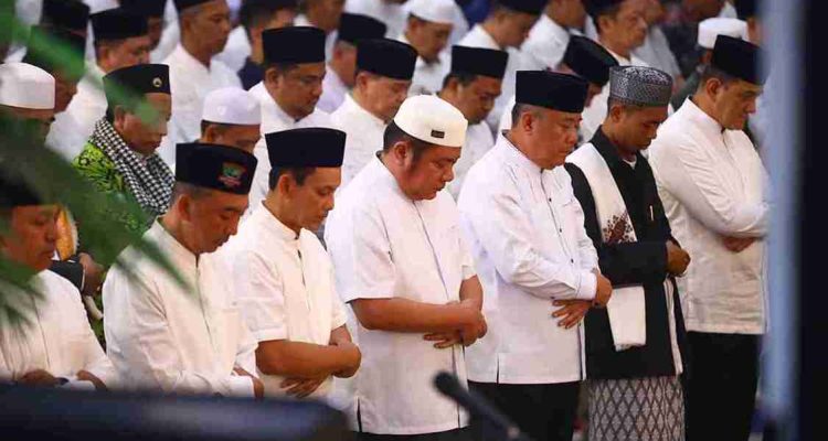 Gubernur Sumsel, Herman deru dan Forkompinda sholat tarawaih bersama di Griya Agung, Palembang. Foto: Humas Pemprov Sumsel.