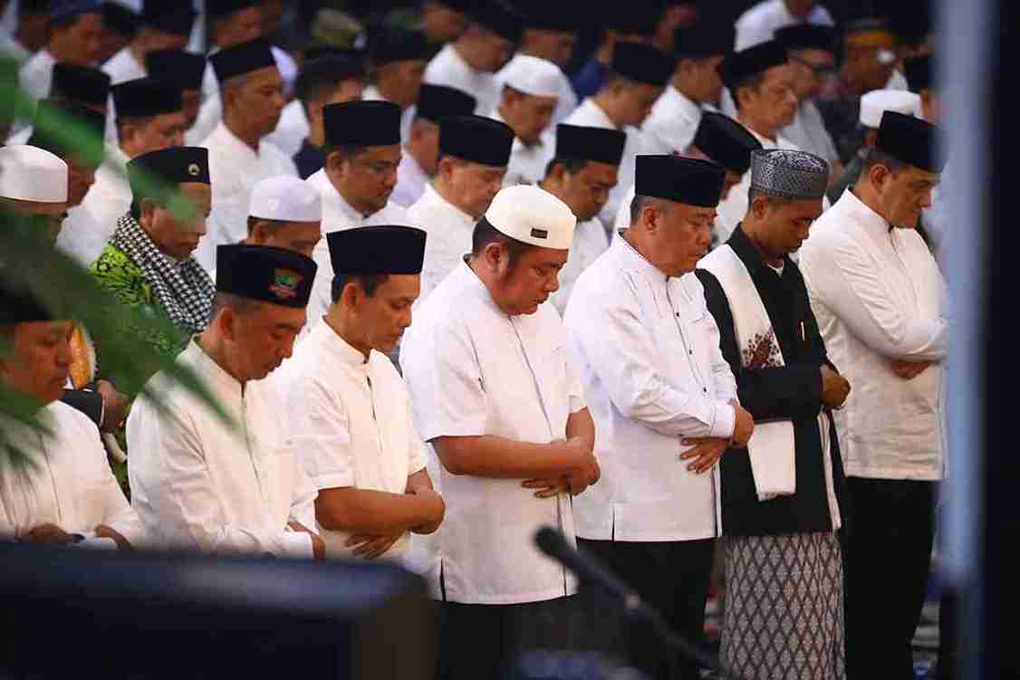 Gubernur Sumsel, Herman deru dan Forkompinda sholat tarawaih bersama di Griya Agung, Palembang. Foto: Humas Pemprov Sumsel.