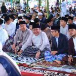 Gubernur Sumsel, Herman deru dan sejumlah Forkompinda menggelar sholat Idul Fitri 1447 H di Masjid Agung, Palembang, Sabtu (21/3/2026). Foto: Humas Pemprov Sumsel.