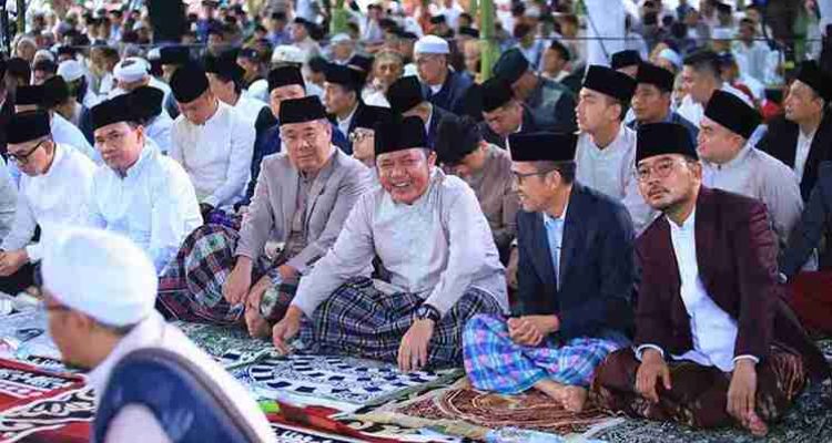 Gubernur Sumsel, Herman deru dan sejumlah Forkompinda menggelar sholat Idul Fitri 1447 H di Masjid Agung, Palembang, Sabtu (21/3/2026). Foto: Humas Pemprov Sumsel.