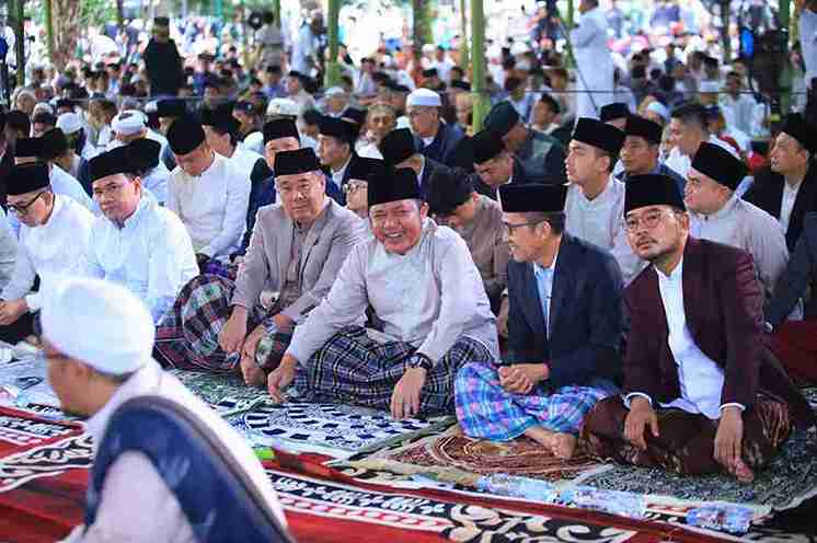 Gubernur Sumsel, Herman deru dan sejumlah Forkompinda menggelar sholat Idul Fitri 1447 H di Masjid Agung, Palembang, Sabtu (21/3/2026). Foto: Humas Pemprov Sumsel.