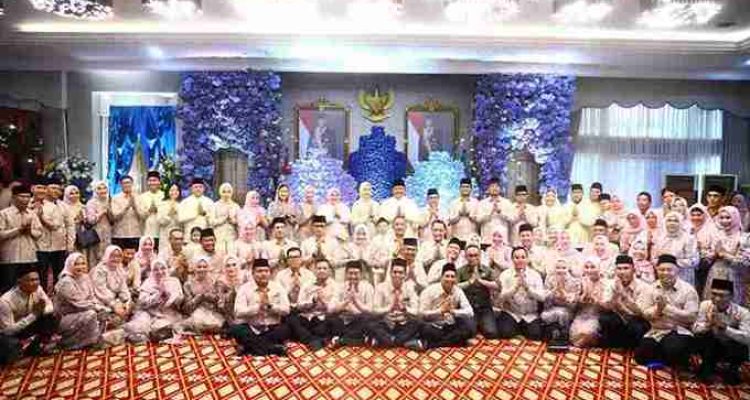 Gubernur Sumsel, Herman Deru bersama salah satu kepala daerah di Sumsel dan jajarannya saat open house di Griya Agung, Minggu (22/3/2026). Foto: Humas Pemprov Sumsel.