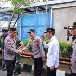 Walikota Palembang, Ratu Dewa menyambut kehadiran Kaplri Jenderal Pol Listyo Sigit pada apel pengemudi ojek online (ojol) dan elemen buruh memadati Stadion Gelora Bumi Sriwjaya dalam apel besar bertajuk "Nyago Bumi Sriwijaya Aman Bae", Minggu (8/3/2026). Foto: Kominfo Palembang.