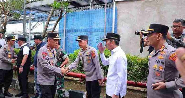 Walikota Palembang, Ratu Dewa menyambut kehadiran Kaplri Jenderal Pol Listyo Sigit pada apel pengemudi ojek online (ojol) dan elemen buruh memadati Stadion Gelora Bumi Sriwjaya dalam apel besar bertajuk "Nyago Bumi Sriwijaya Aman Bae", Minggu (8/3/2026). Foto: Kominfo Palembang.