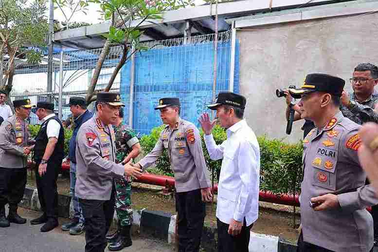 Walikota Palembang, Ratu Dewa menyambut kehadiran Kaplri Jenderal Pol Listyo Sigit pada apel pengemudi ojek online (ojol) dan elemen buruh memadati Stadion Gelora Bumi Sriwjaya dalam apel besar bertajuk "Nyago Bumi Sriwijaya Aman Bae", Minggu (8/3/2026). Foto: Kominfo Palembang.