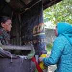 Ketua Tim Penggerak (TP) PKK Kota Palembang, Dewi Sastrani bersama Ketua Dharma Wanita Persatuan (DWP) Kota Palembang, Ida Royani turun langsung menyalurkan bantuan sosial berupa paket sembako, Kamis (5/3/2026). Foto: Kominfo Palembang.