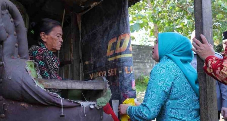 Ketua Tim Penggerak (TP) PKK Kota Palembang, Dewi Sastrani bersama Ketua Dharma Wanita Persatuan (DWP) Kota Palembang, Ida Royani turun langsung menyalurkan bantuan sosial berupa paket sembako, Kamis (5/3/2026). Foto: Kominfo Palembang.