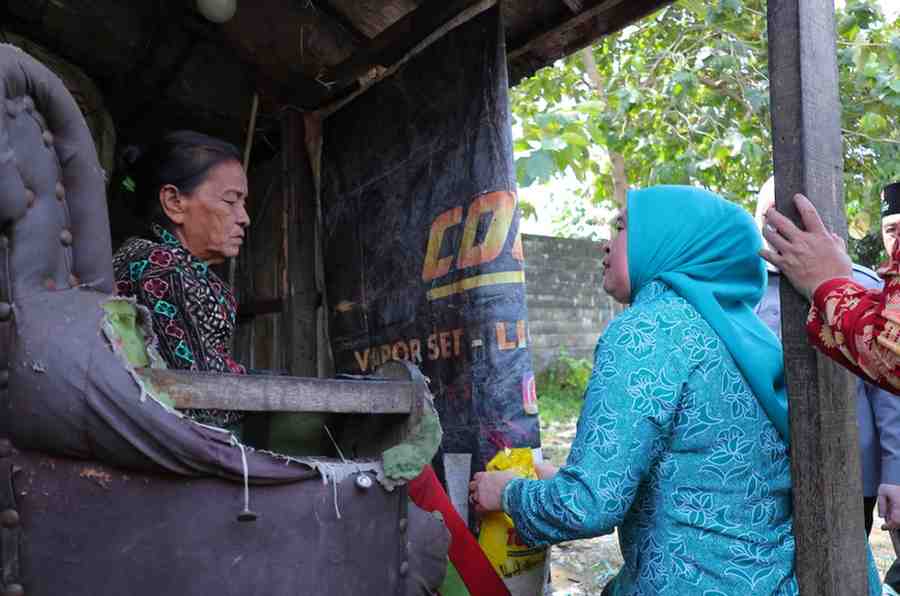 Ketua Tim Penggerak (TP) PKK Kota Palembang, Dewi Sastrani bersama Ketua Dharma Wanita Persatuan (DWP) Kota Palembang, Ida Royani turun langsung menyalurkan bantuan sosial berupa paket sembako, Kamis (5/3/2026). Foto: Kominfo Palembang.
