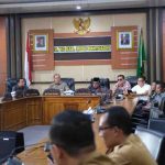 Rapat Koordinasi Forum Penataan Ruang (FPR) dalam rangka pembahasan permohonan Persetujuan Kesesuaian Kegiatan Pemanfaatan Ruang (PKKPR) di Ruang Rapat Randik, Sekretariat Daerah Kabupaten Muba, Senin (2/3/2026). Foto: Kominfo Muba.