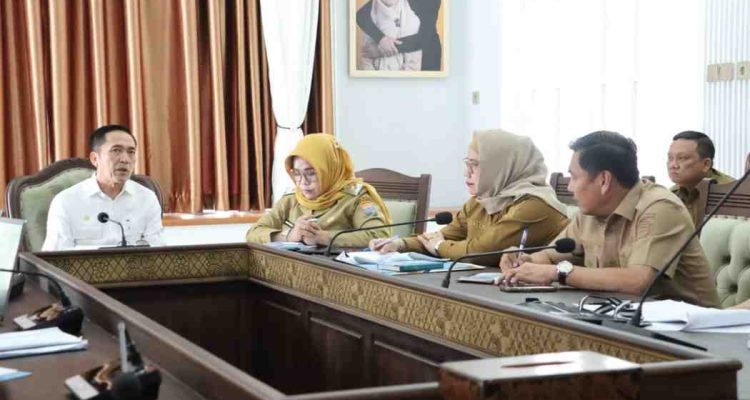 Walikota Palembang, Ratu Dewa mendengarkan paparan program kerja RSUD Gandus di Ruang Vidcon, Rumah Dinas Wali Kota, Selasa (3/3/2026). Foto: Kominfo Palembang.