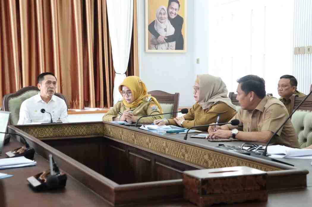 Walikota Palembang, Ratu Dewa mendengarkan paparan program kerja RSUD Gandus di Ruang Vidcon, Rumah Dinas Wali Kota, Selasa (3/3/2026). Foto: Kominfo Palembang.