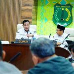 Bupati Musi Banyuasin, HM Toha Tohet, SH didampingi Wakil Bupati Musi Banyuasin Abdur Rohman Husen bersama dengan Forkopimda Kabupaten Muba, melaksanakan rapat terkait dengan Penanggulangan Kegiatan Ilegal Drilling di Areal HGU PT. Hindoli, Rabu (11/3/2025) Foto: Kominfo Muba.
