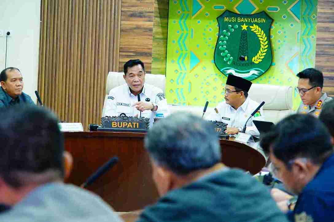 Bupati Musi Banyuasin, HM Toha Tohet, SH didampingi Wakil Bupati Musi Banyuasin Abdur Rohman Husen bersama dengan Forkopimda Kabupaten Muba, melaksanakan rapat terkait dengan Penanggulangan Kegiatan Ilegal Drilling di Areal HGU PT. Hindoli, Rabu (11/3/2025) Foto: Kominfo Muba.