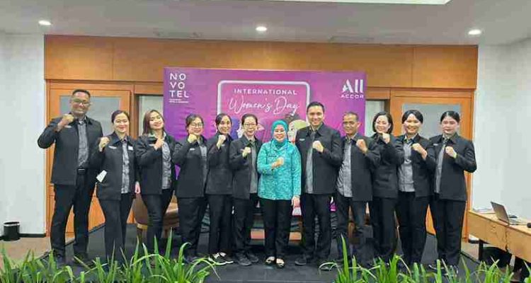 Ketua TP PKK Kota Palembang, Dewi Sastrani menjadi pembicara dalam acara Regent Counselor Room, Kamis (5/3/2026). Acara yang digelar di Hotel Novotel, ini diisi dengan diskusi tentang kepemimpinan perempuan. Foto: Kominfo Palembang.