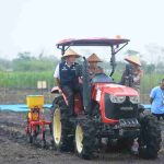 Gubernur Sumatera Selatan (Sumsel) Dr. H. Herman Deru mendampingi Kapolri Jenderal Polisi Listyo Sigit Prabowo dalam kegiatan tanam jagung serentak Kuartal I Tahun 2026 yang berlangsung di Jalan Palembang–Kayu Agung, Kelurahan Indralaya, Kabupaten Ogan Ilir, Sabtu (7/3/2026). Foto: Humas Pemprov Sumsel.