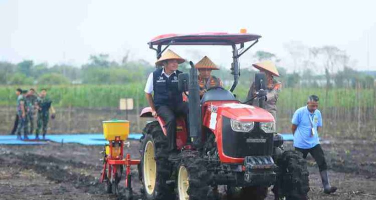 Gubernur Sumatera Selatan (Sumsel) Dr. H. Herman Deru mendampingi Kapolri Jenderal Polisi Listyo Sigit Prabowo dalam kegiatan tanam jagung serentak Kuartal I Tahun 2026 yang berlangsung di Jalan Palembang–Kayu Agung, Kelurahan Indralaya, Kabupaten Ogan Ilir, Sabtu (7/3/2026). Foto: Humas Pemprov Sumsel.