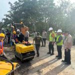 Pemerintah Kabupaten Musi Banyuasin (Muba) bersama Polres Muba menggelar kegiatan penambalan lubang jalan, pembersihan lingkungan, serta buka puasa bersama di halaman Masjid Azhar Aswad Selarai, Kelurahan Balai Agung, Kecamatan Sekayu, Sabtu (28/2/2026). Foto: Kominfo Muba.