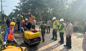 Pemerintah Kabupaten Musi Banyuasin (Muba) bersama Polres Muba menggelar kegiatan penambalan lubang jalan, pembersihan lingkungan, serta buka puasa bersama di halaman Masjid Azhar Aswad Selarai, Kelurahan Balai Agung, Kecamatan Sekayu, Sabtu (28/2/2026). Foto: Kominfo Muba.