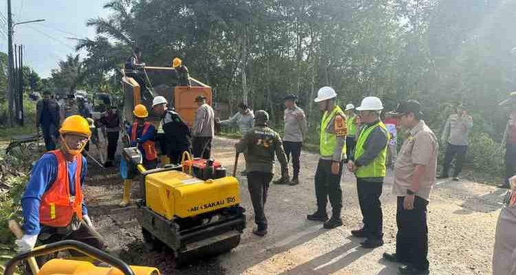 Pemerintah Kabupaten Musi Banyuasin (Muba) bersama Polres Muba menggelar kegiatan penambalan lubang jalan, pembersihan lingkungan, serta buka puasa bersama di halaman Masjid Azhar Aswad Selarai, Kelurahan Balai Agung, Kecamatan Sekayu, Sabtu (28/2/2026). Foto: Kominfo Muba.