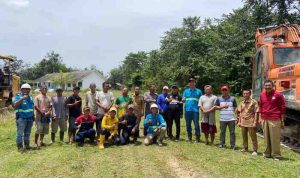 PT Astaka Dodol dan warga perbatasan Muba dan Muratara launching pembangunan jalan jalur darat yang menghubungkan Desa Ulak Embacang dan Desa Pauh. Foto: IST