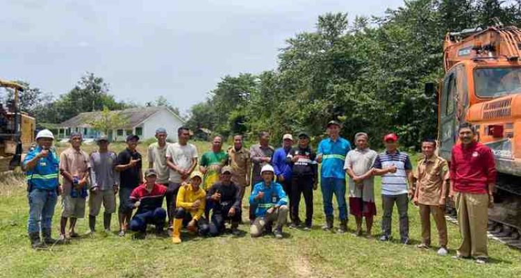 PT Astaka Dodol dan warga perbatasan Muba dan Muratara launching pembangunan jalan jalur darat yang menghubungkan Desa Ulak Embacang dan Desa Pauh. Foto: IST