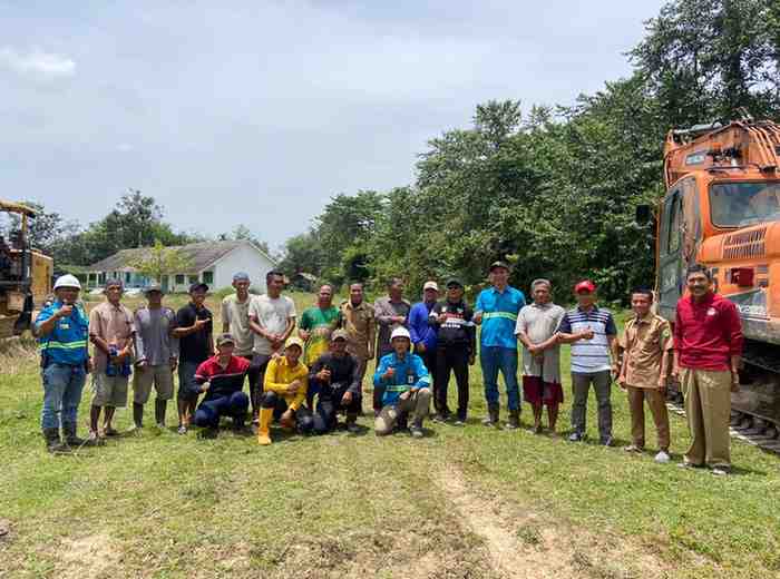 PT Astaka Dodol dan warga perbatasan Muba dan Muratara launching pembangunan jalan jalur darat yang menghubungkan Desa Ulak Embacang dan Desa Pauh. Foto: IST