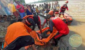 Tim gabungan berhasil mengevakuasi korban tenggelam di Sungai Musi, tepatnya di RT 004 Dusun II Desa Lumpatan, Kecamatan Sekayu, Kabupaten Musi Banyuasin, Sabtu (7/3/2026). Foto: Kominfo Muba.