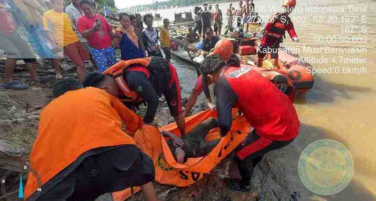 Tim gabungan berhasil mengevakuasi korban tenggelam di Sungai Musi, tepatnya di RT 004 Dusun II Desa Lumpatan, Kecamatan Sekayu, Kabupaten Musi Banyuasin, Sabtu (7/3/2026). Foto: Kominfo Muba.