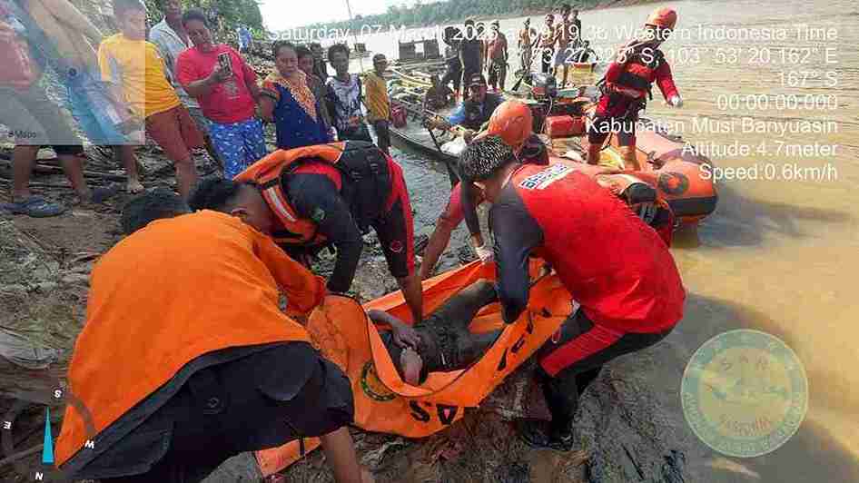 Tim gabungan berhasil mengevakuasi korban tenggelam di Sungai Musi, tepatnya di RT 004 Dusun II Desa Lumpatan, Kecamatan Sekayu, Kabupaten Musi Banyuasin, Sabtu (7/3/2026). Foto: Kominfo Muba.