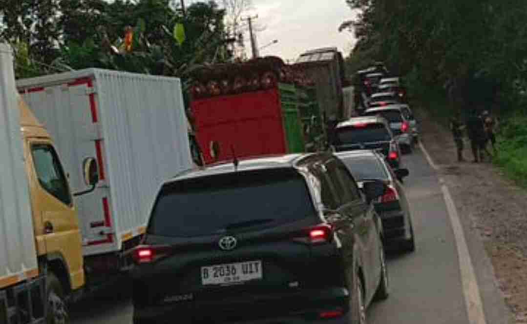 Suasana macet di kawasan Bayunglencir, Muba, Sumsel, Senin (16/3/2026). Foto: Harianmuba.com.