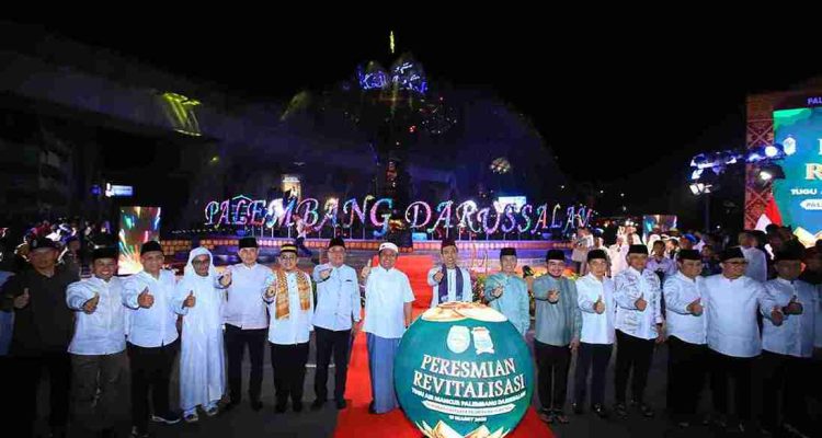 Gubernur Sumatera Selatan Dr. H. Herman Deru meresmikan hasil revitalisasi bndaran air mancur (BAP) dengan desain baru Tugu Air Mancur Palembang, Minggu (15/3/2026). Foto: Humas Pemprov Sumsel.