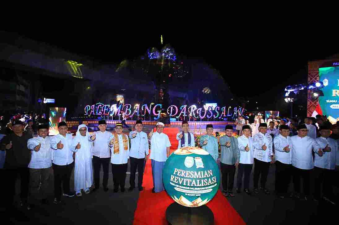 Gubernur Sumatera Selatan Dr. H. Herman Deru meresmikan hasil revitalisasi bndaran air mancur (BAP) dengan desain baru Tugu Air Mancur Palembang, Minggu (15/3/2026). Foto: Humas Pemprov Sumsel.