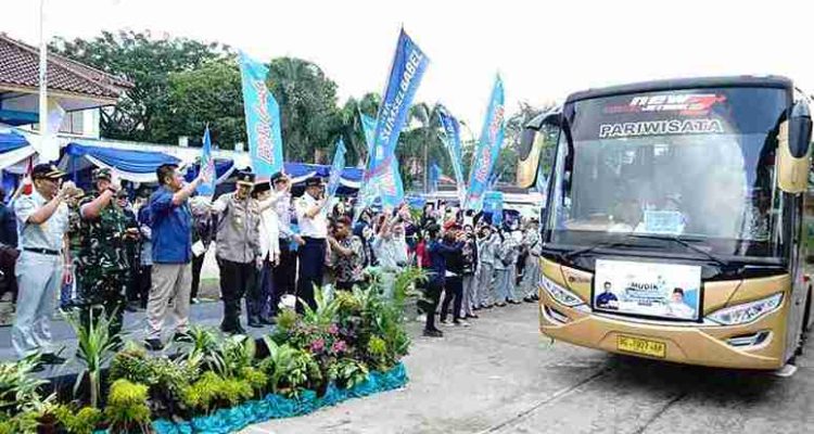 Gubernur Sumsel, Herman Deru melepas mudik gratis Pemprov Sumsel tahun 2023 lalu. Foto: Doksumselprov.go.id.