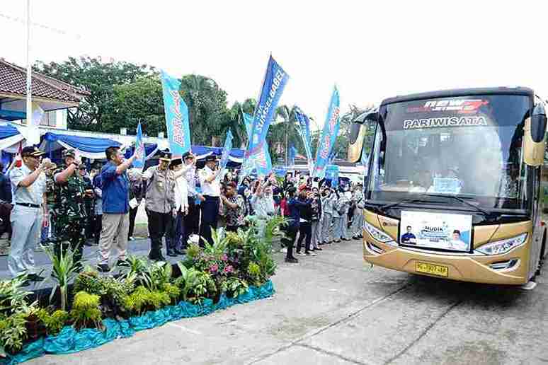 Gubernur Sumsel, Herman Deru melepas mudik gratis Pemprov Sumsel tahun 2023 lalu. Foto: Doksumselprov.go.id.