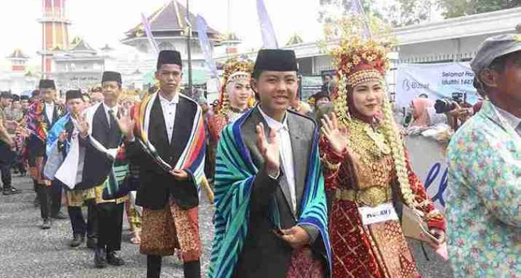 Para peserta Midang Morge Siwe, tradisi unik setiap Idul Fitri di Kayuagung, Kabupaten OKI, Selasa (24/3/2026). Foto: Humas Pemprov Sumsel.