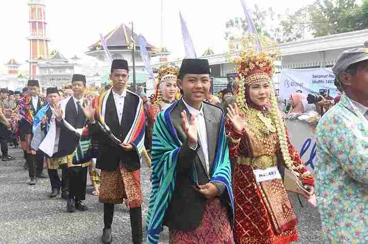 Para peserta Midang Morge Siwe, tradisi unik setiap Idul Fitri di Kayuagung, Kabupaten OKI, Selasa (24/3/2026). Foto: Humas Pemprov Sumsel.