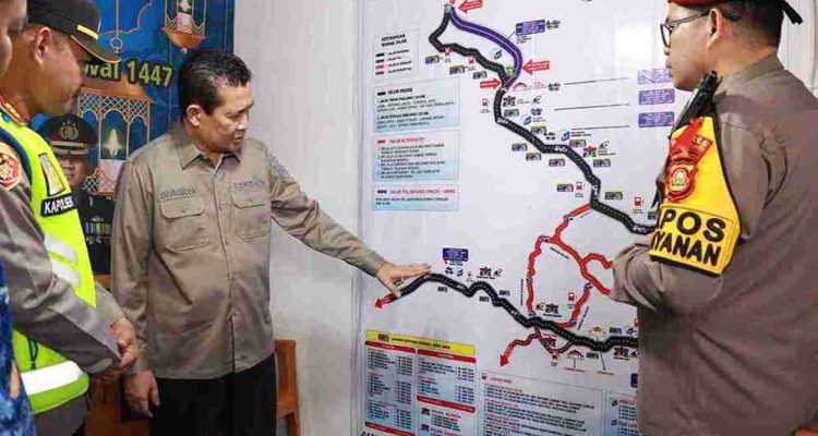 Sekretaris Daerah Muba Drs Syafaruddin MSi, turun langsung meninjau kesiapan Posko Terpadu Pengamanan dan Pelayanan. Peninjauan dilakukan di Desa Epil, Kecamatan Lais, serta di Kecamatan Babat Supat, Selasa (17/3/2026). Foto: Kominfo Muba.