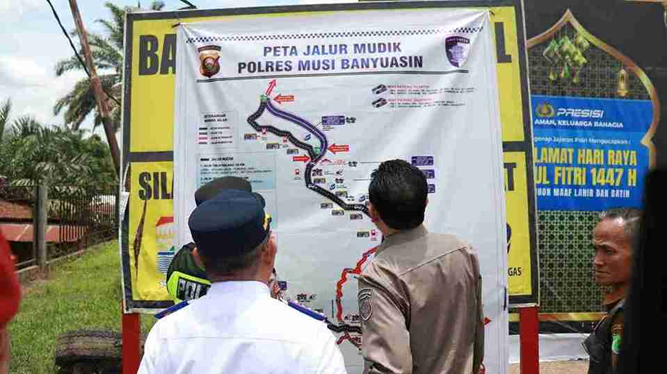 Sekretaris Daerah Drs Syafaruddin, MSi meninjau pos pengamanan dan pelayanan sehari sebelumnya guna memastikan kesiapan petugas di lapangan, Kamis (19/3/2026). Foto: Kominfo Muba.