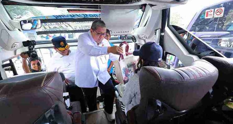 Asisten II Pemerintah Kota Palembang,l Isnaini Madani menghadiri prosesi pelepasan peserta angkutan balik mudik gratis tujuan Jakarta di Terminal Tipe A Alang-Alang Lebar, Palembang, Rabu (25/3/2026). Foto: Kominfo Palembang.