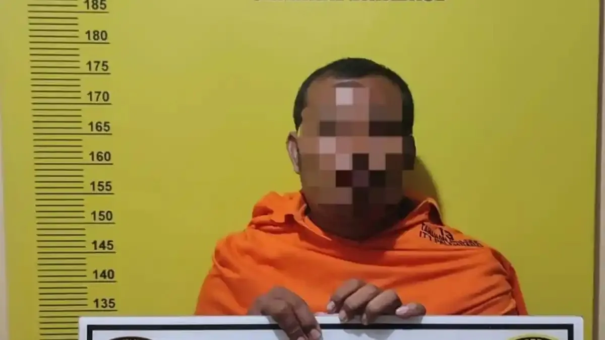 Oknum driver ojol yang memukul pengendara wanita. Foto: IST.